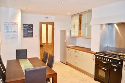 Lovely House & Double Room STN & DLR 5mins N3 Main Photo