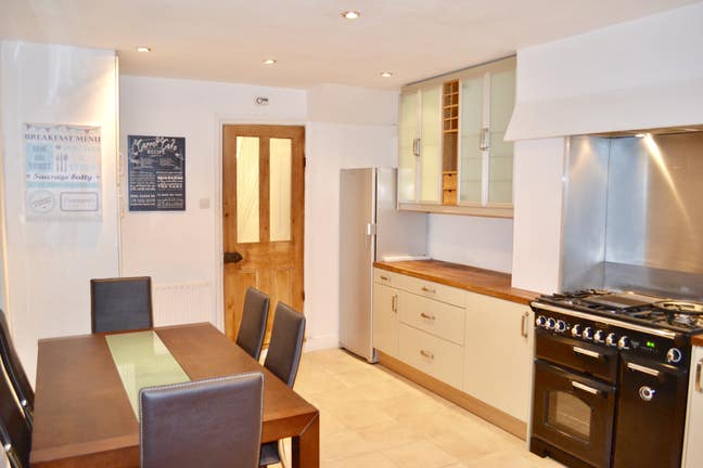 Lovely House & Double Room STN & DLR 5mins N3 Main Photo