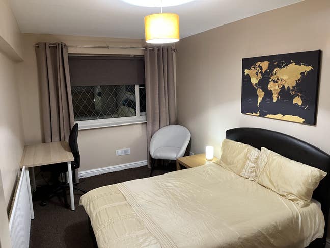 Excellent Large Double Room in 3 Story Town House Main Photo