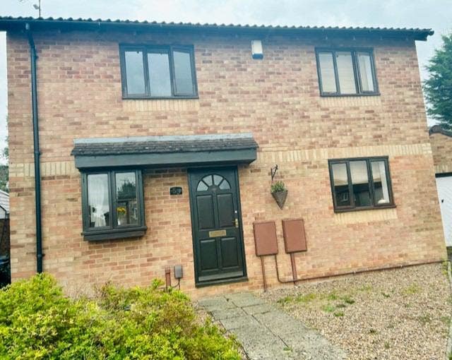 Room available in a 3 bed lovely detached house  Main Photo
