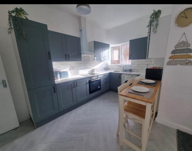  Beautiful Refurbished Bedroom Available -Tipton Main Photo