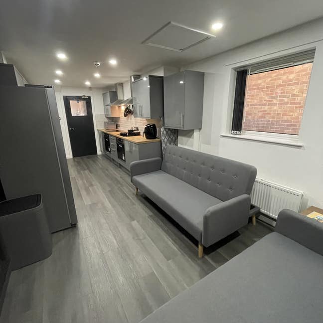 All Inclusive Room Available on Norfolk Park! Main Photo