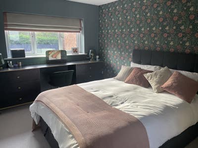 En suite room 5 minute walk to Brookwood station Main Photo