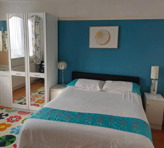 Spacious double bedroom near the beach! Main Photo