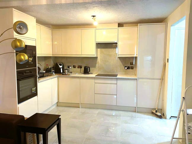 1 Bed Apartment &pound;1600 Pcm Main Photo
