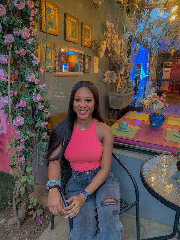 Professional Female seeks a single or double room Main Photo