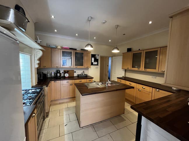 Double attic room in Modern share near city & QE Main Photo