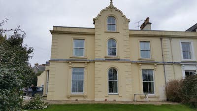 1 Bedroom (3 Bedroom Flat) ensuite & garden  Main Photo