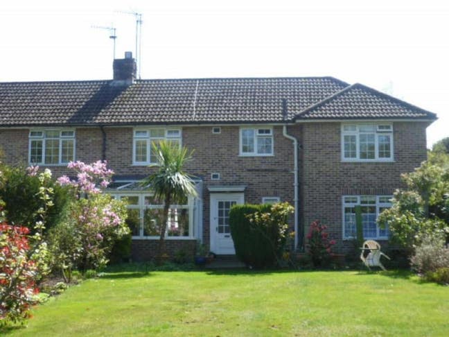 Lovely 2 bed ground floor flat with own entrance Main Photo