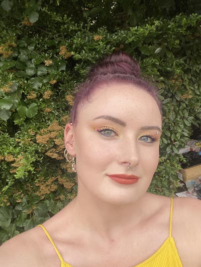 Professional female seeking a double room Main Photo