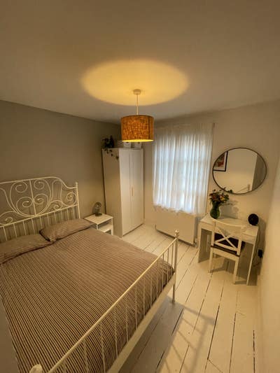 Cosy Spare Room in a Family House  Main Photo