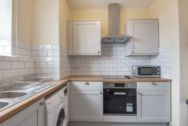Only 2 double rooms left! 2 Showers! Main Photo