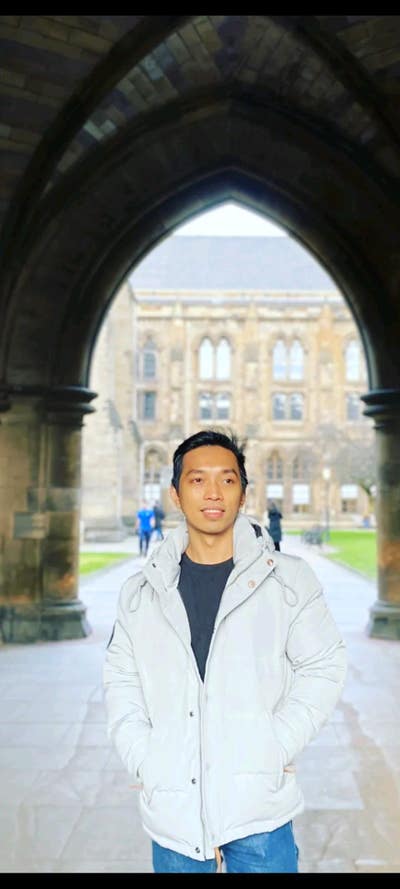 Energy Professional looking for a room Main Photo