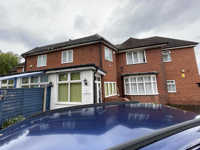 Large  rooms and studios perfect for commuters  Main Photo