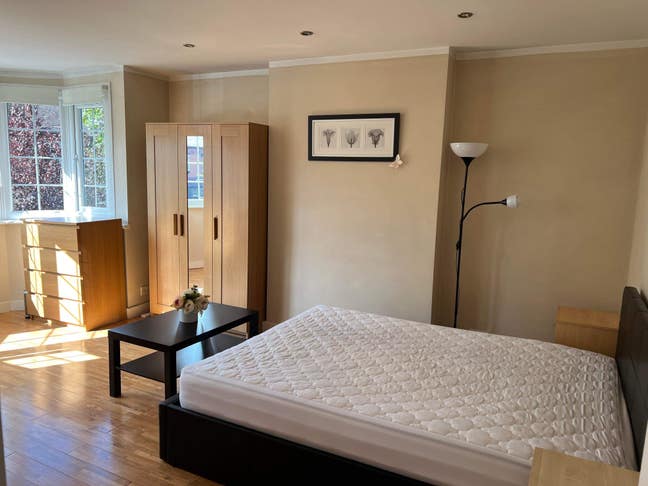 Large double room available in Barking Main Photo