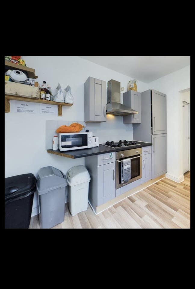 Large furnished room en-suite bills included s11 Main Photo