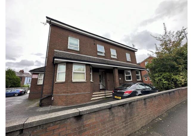 Lovely one bed second floor flat with parking Main Photo