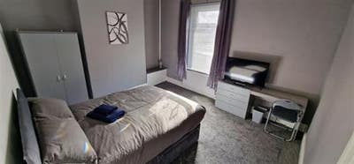4 bedroomed terraced property fully renovated Main Photo