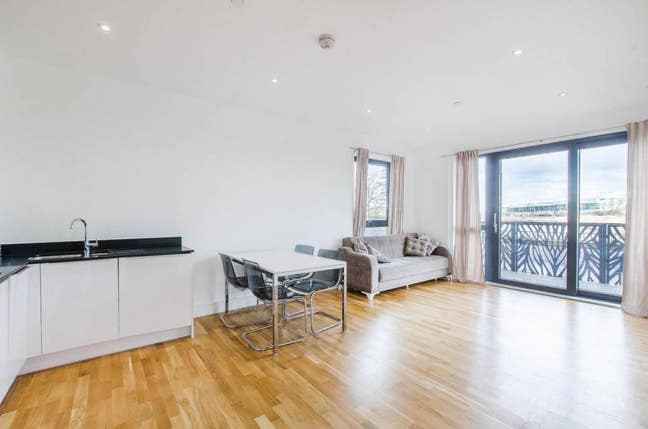 2 Bed apartment on Leven Road E14 Main Photo