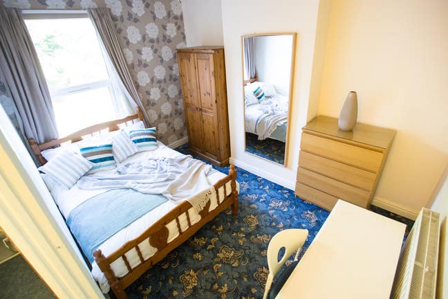 Double en-suite room available, close to city 🔥 Main Photo