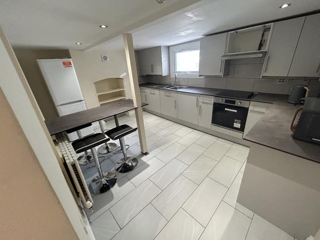 Great double room for rent in central Cheltenham! Main Photo