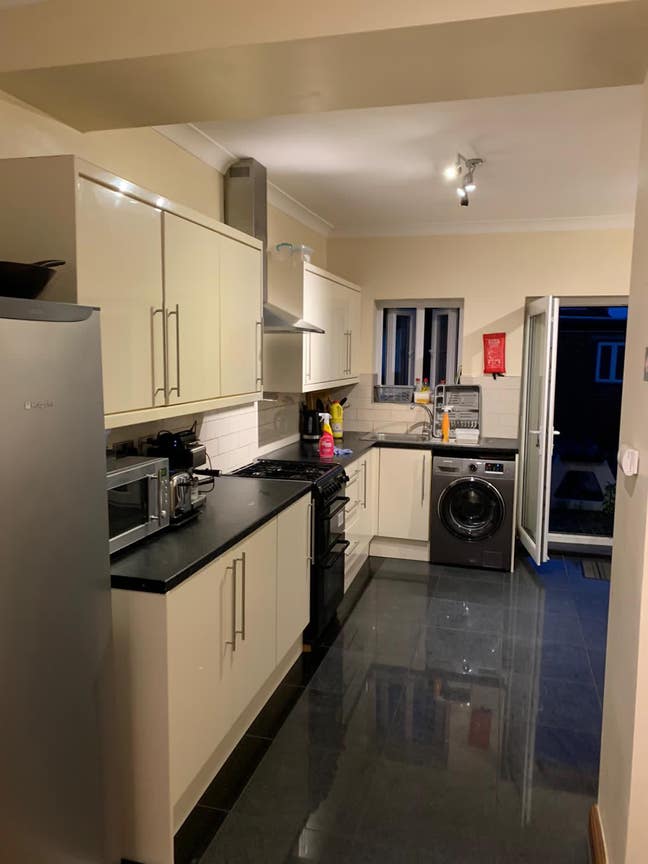 Large double room! professional house!  Main Photo