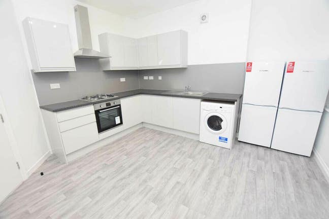 Spacious Furnished Ensuite Rooms! Ideal Location ! Main Photo