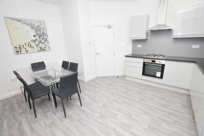 Spacious Furnished Ensuite Rooms! Ideal Location ! Main Photo