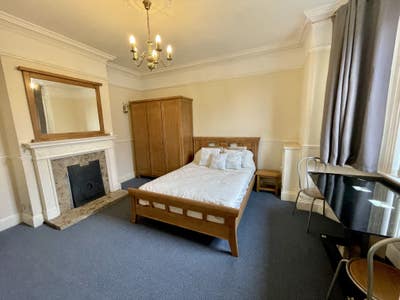 Large Ensuite Double Room in quiet shared house  Main Photo