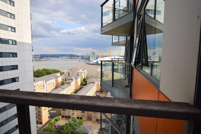 🚨 Modern flat with living room and view Main Photo