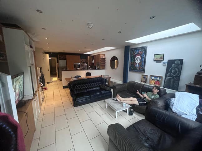 1 bed in a beautiful relaxed cool 7 bed home Main Photo