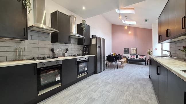 Large Double Bedroom with En-suite  Main Photo