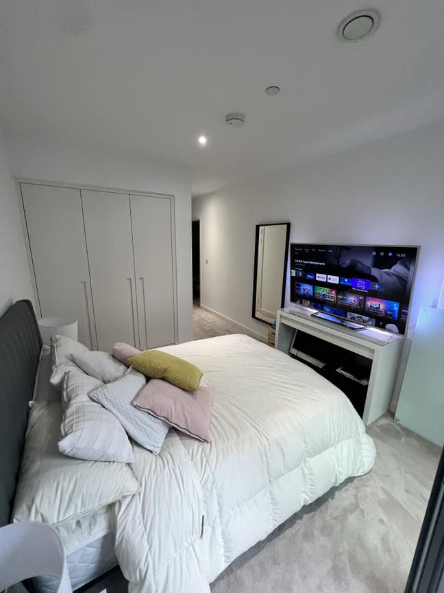Luxury ensuite bedroom with balcony in Royal Wharf Main Photo