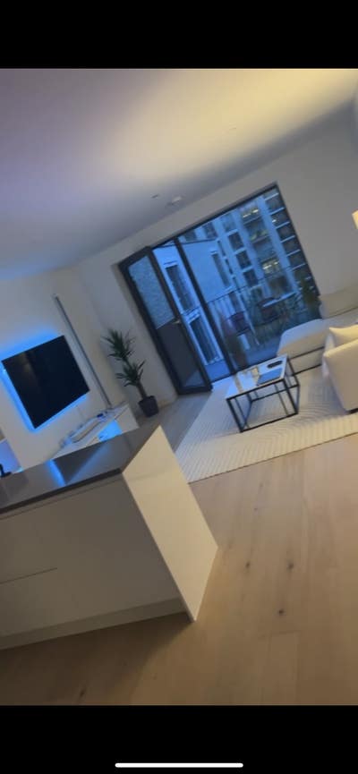 SHORT LET - Luxury en-suite room in Royal Wharf Main Photo