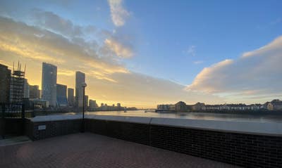 Canary Wharf - Spacious, airy Apartment Main Photo