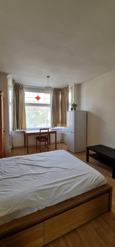 Bright and Spacious double room to let in Harrow Main Photo