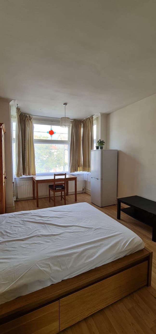Bright and Spacious double room to let in Harrow Main Photo