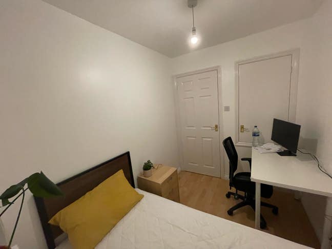 Single room for single in quiet neibourhood Main Photo