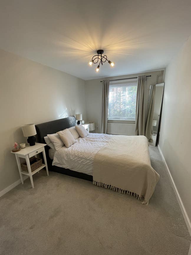 Double room available in a modern flat Main Photo