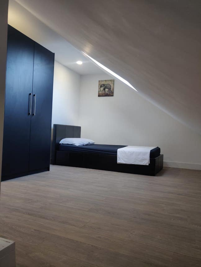 Large  ensuite room  hillingdon  Main Photo