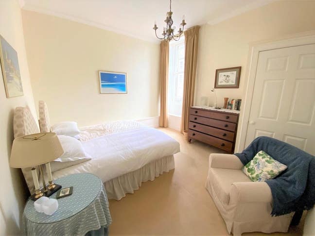 Centrally located room with Private Bathroom Main Photo