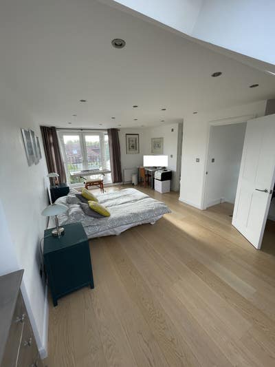 Big room incl own bathroom ideal for girl student Main Photo