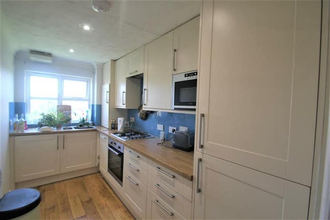 Very spacious and clean flat in ideal location Main Photo