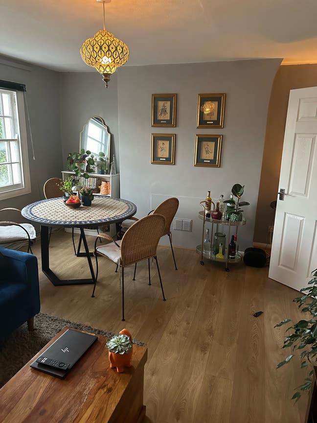 Zone 1 - room available in a flat Main Photo