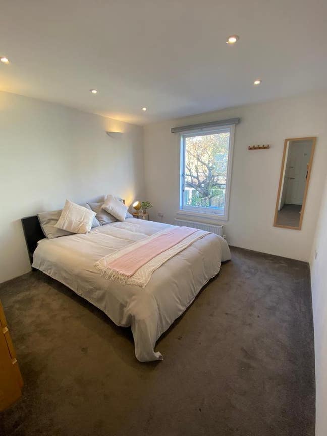 Newly refurbished room to let Main Photo