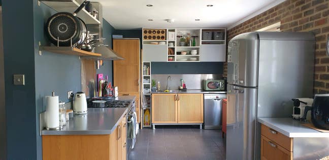 Bright en-suite loft room in spacious shared house Main Photo