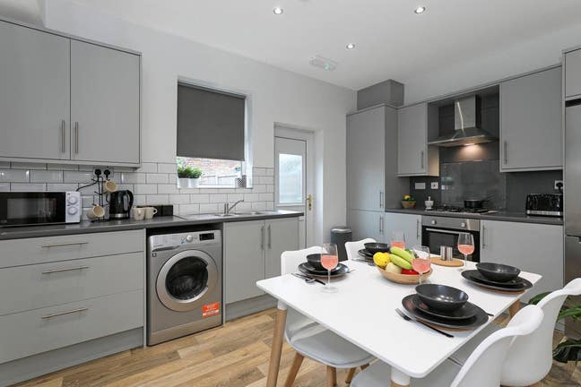 Modern Double Ensuite Room Normanton Available Now Main Photo