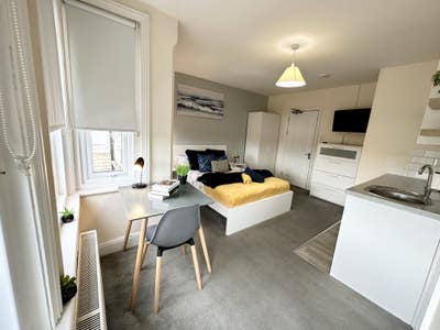 🤩Modern Spacious En-suite Studio room RG2 Main Photo
