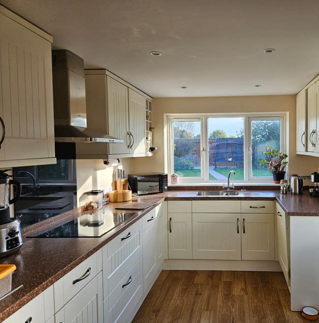 Double Bedroom with ensuite in Chobham Main Photo