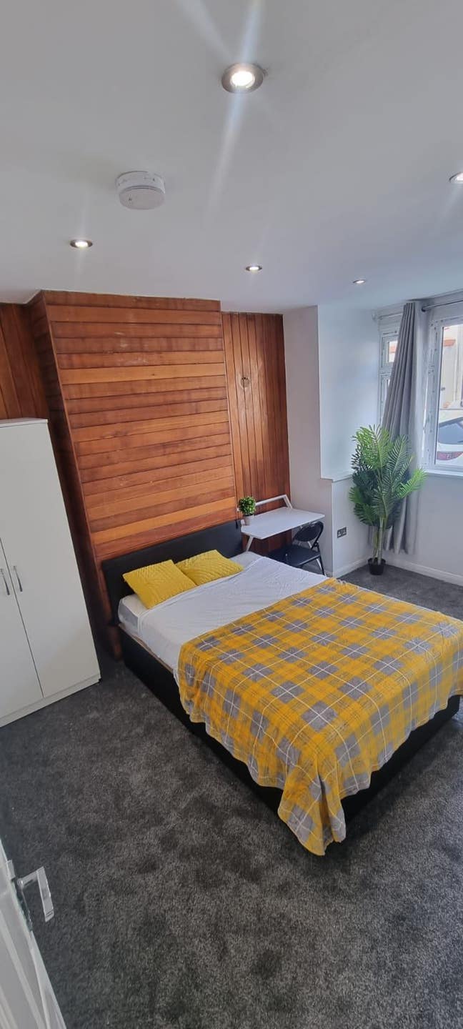 Newly Renovated 4 bedroom house all ensuite! Main Photo